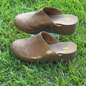 Volatile Women’s Metallic Bronze Leather Clogs size 10